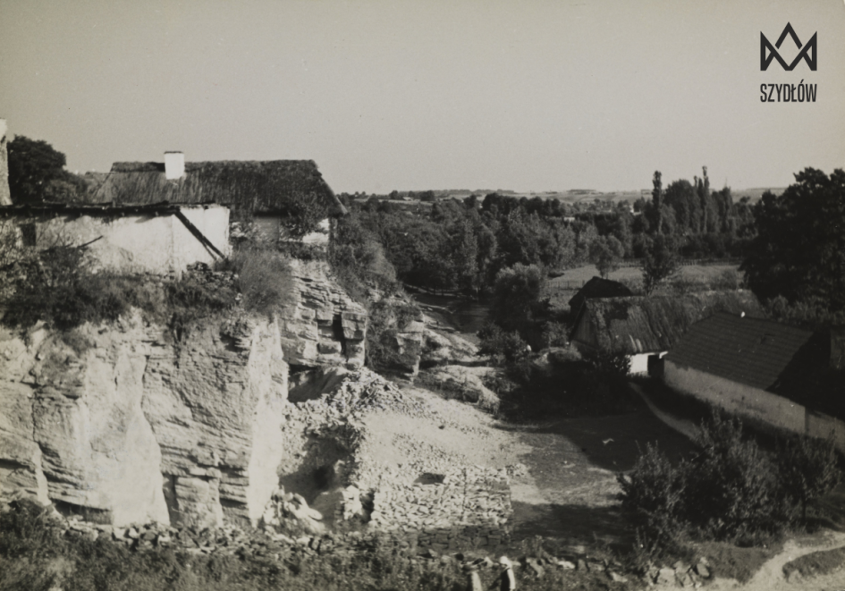 Henryk Poddębski, Chaty na skałach w Szydłowie, 1937, biało-czarne